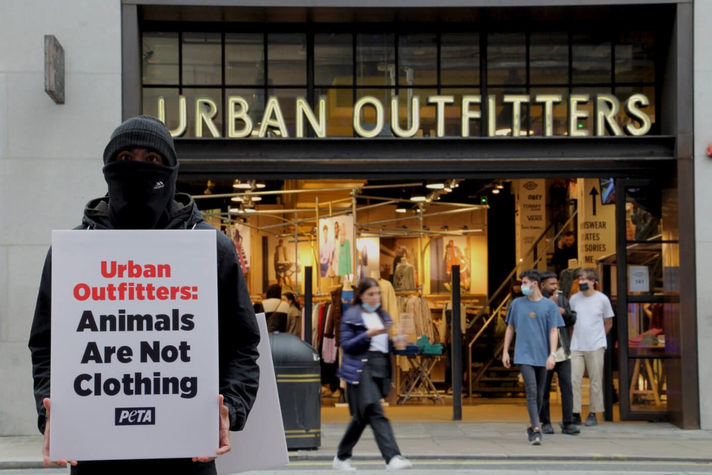 PETA Protests Outside Chicago Hermès Store – ChicagoTalks